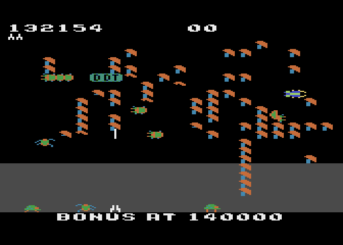 Millipede Atari 8-bit Screenshot: Be sure to dodge or shoot the spiders!