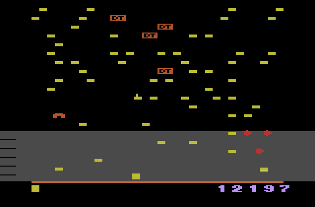 Millipede Atari 2600 Screenshot: Only a few millipede segments left...