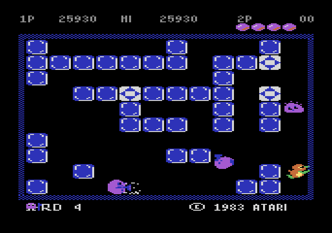 Pengo Atari 5200 Screenshot: Kick the playfield walls to stun the sno-bees.