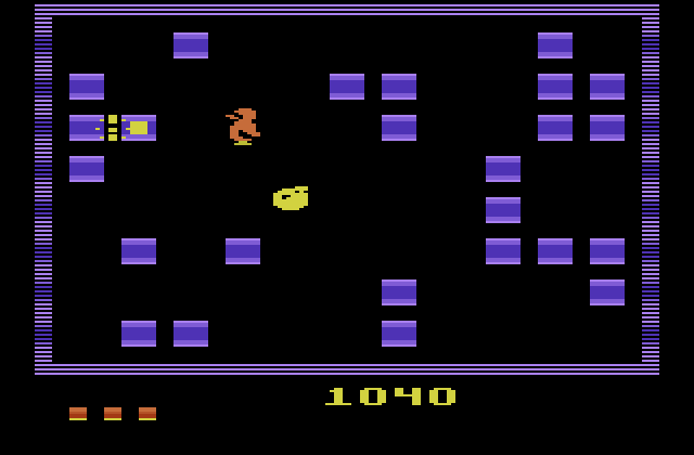 Pengo Atari 2600 Screenshot: Crushed a sno-bee with a block.
