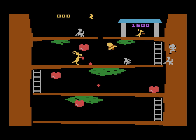Kangaroo Atari 5200 Screenshot: Be sure to dodge the apples that are thrown at you!