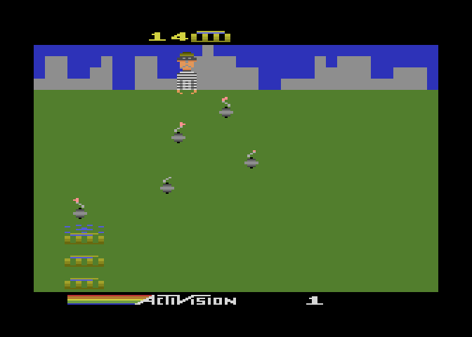 Kaboom! Atari 5200 Screenshot: Catching bombs...