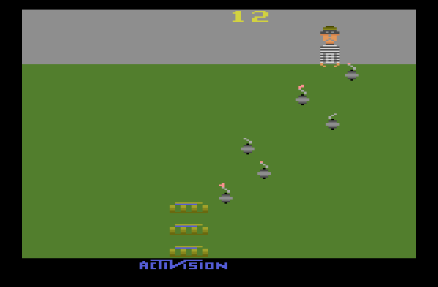Kaboom! Atari 2600 Screenshot: Gameplay; catch the falling bombs!