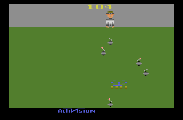 Kaboom! Atari 2600 Screenshot: Oh no, a bomb is about to explode!