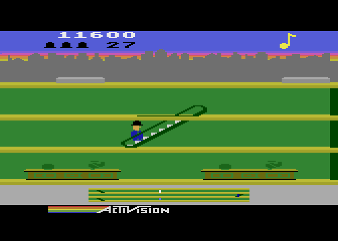 Keystone Kapers Atari 5200 Screenshot: Riding the escelator up to the next floor.