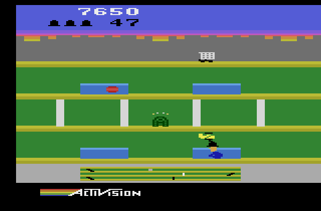 Keystone Kapers Atari 2600 Screenshot: Duck under the remote control planes.