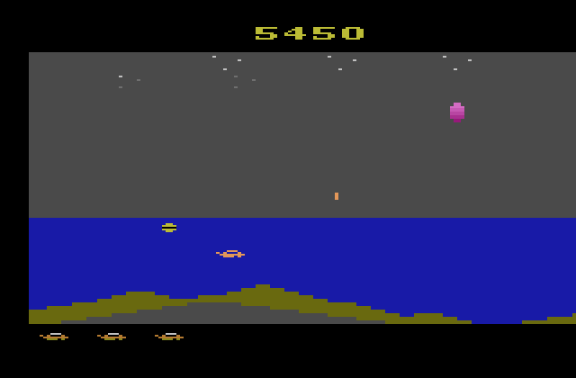 James Bond 007 Atari 2600 Screenshot: You can dive underwater to dodge attacks.