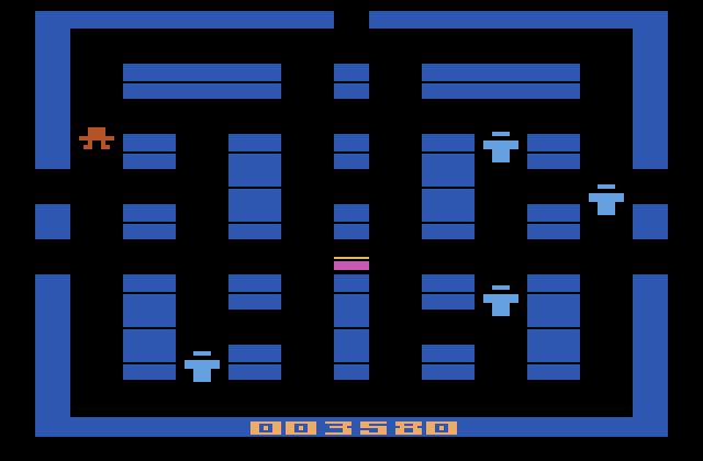 Lock 'n' Chase Atari 2600 Screenshot: Objective completed, head to the exit at the top to start the next level.