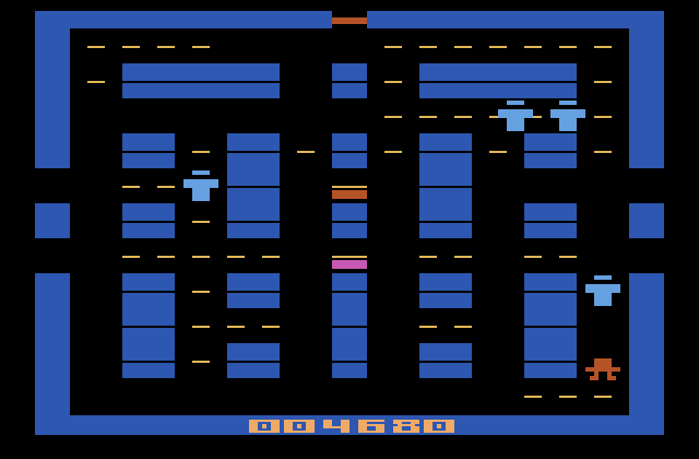 Lock 'n' Chase Atari 2600 Screenshot: The colored blocks in the middle of the screen are treasures that only appear for a short time.