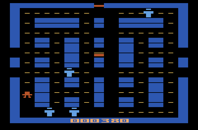 Lock 'n' Chase Atari 2600 Screenshot: Collect the treasure in the middle of the screen for bonus points!