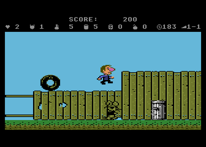 Scrapyard Dog Atari 7800 Screenshot: Be sure to avoid those giant tires!
