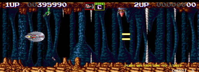 Darius II Arcade Screenshot: Careful timing is needed to get past those spikes...