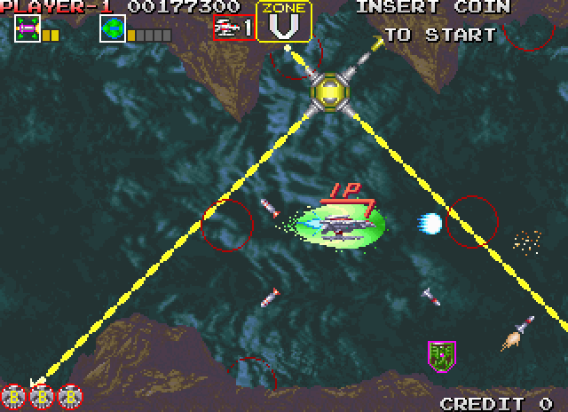 Darius Gaiden Arcade Screenshot: Don't get hit by the diagonal lasers...