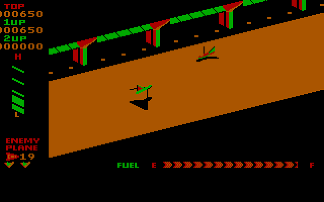 Super Zaxxon IBM PC/Compatibles Screenshot: Don't crash into enemy planes!