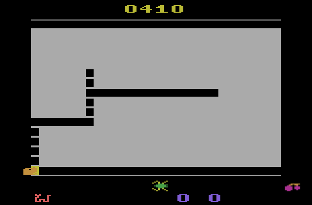 Tape Worm Atari 2600 Screenshot: Eat the fruit to complete the level...