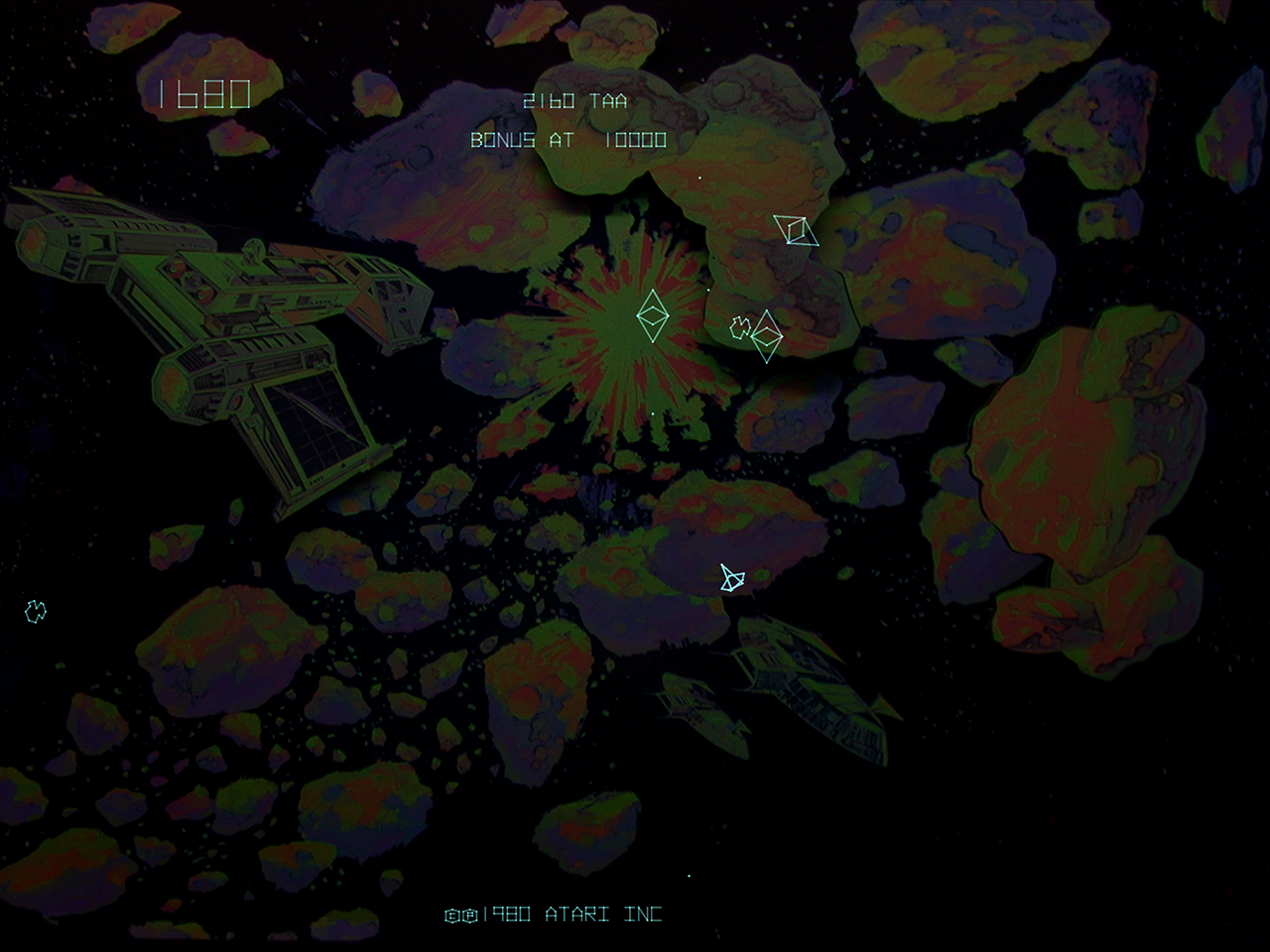 Asteroids Deluxe Arcade Screenshot: These geometric aliens also split into multiple opponents when shot...