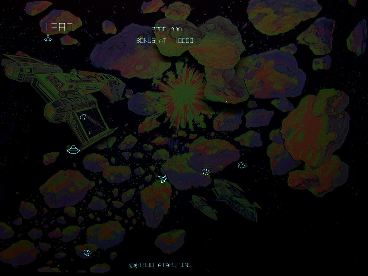 Asteroids Deluxe Arcade Screenshot: Shoot the flying saucer before it shoots you!