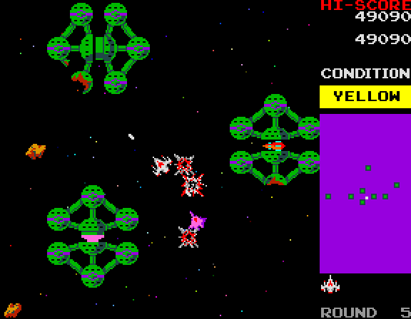 Bosconian Arcade Screenshot: Later levels have multiple bases in close proximity.