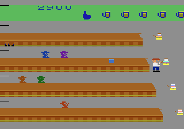 Tapper Atari 2600 Screenshot: Serving thirsty customers...