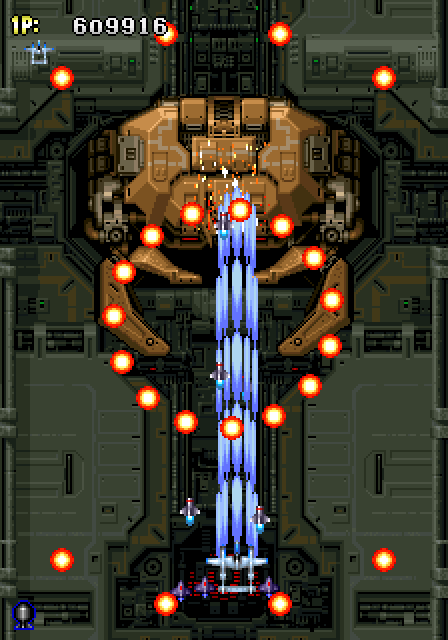 Strikers 1945 Arcade Screenshot: Various bullet patterns appear which need to be avoided...