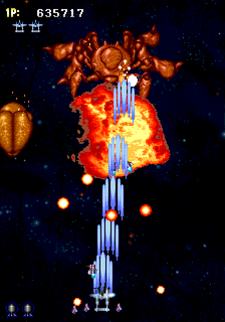 Strikers 1945 Arcade Screenshot: Fighting a giant space crab.