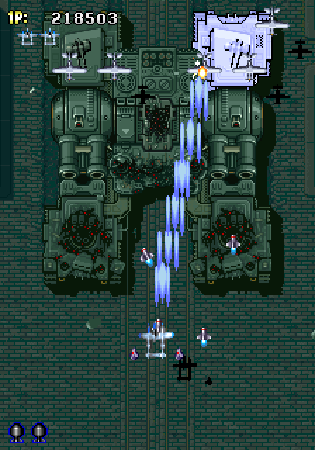 Strikers 1945 Arcade Screenshot: Vulnerable parts of a large opponent flash light blue when hit.