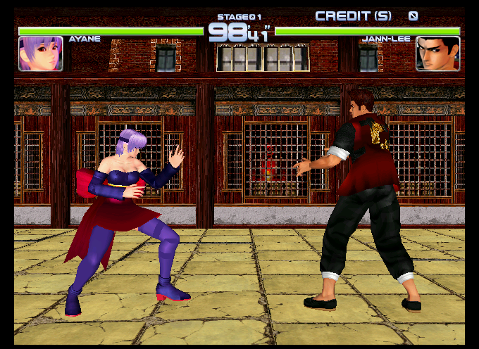 Dead or Alive 2 Arcade Screenshot: Ayane prepares to battle Jann-Lee...