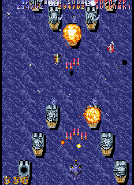 Twin Cobra II Arcade Screenshot: Blasting enemy boats...