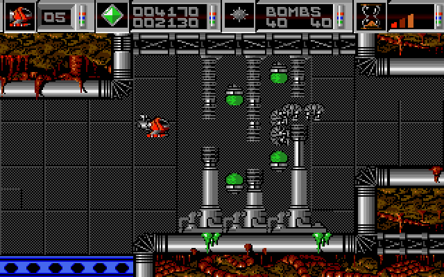 Cybernoid: The Fighting Machine Amiga Screenshot: That crawling creature makes this narrow passageway tough.