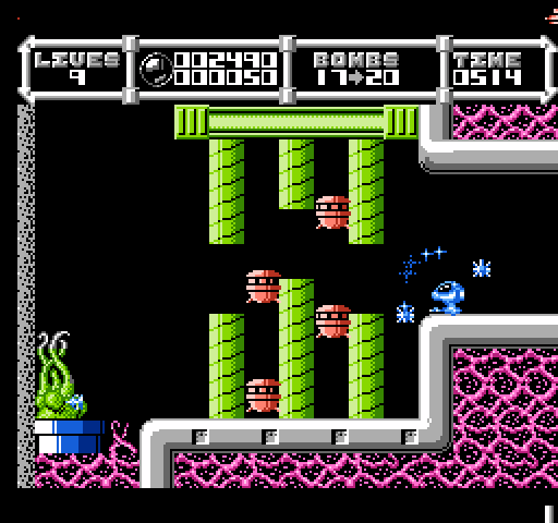 Cybernoid: The Fighting Machine NES / Famicom Screenshot: Those reddish things move up and down so be careful flying through the openings.