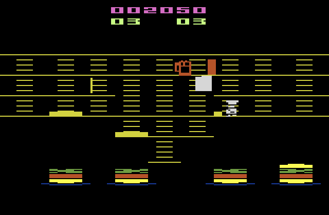 BurgerTime Atari 2600 Screenshot: Pick up that root beer in the middle of the screen to earn more pepper!