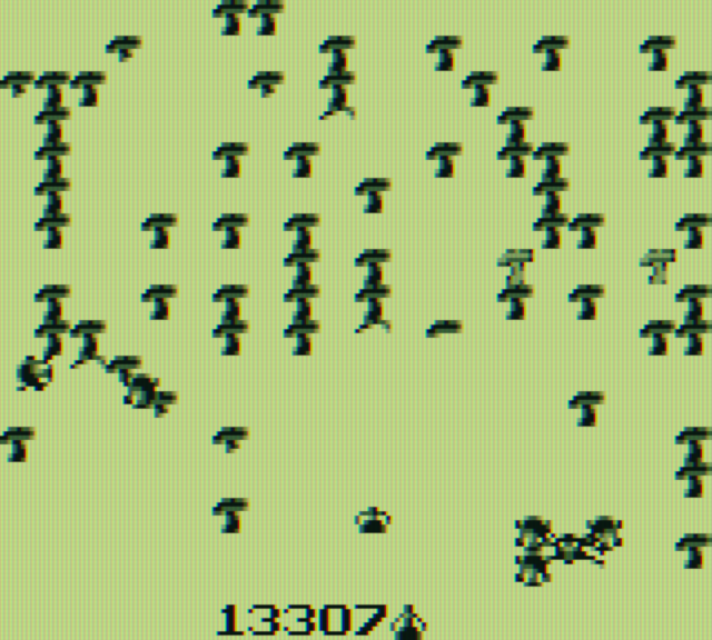 Centipede Game Boy Screenshot: The screen becomes hectic as the centipede heads towards the bottom of the screen...