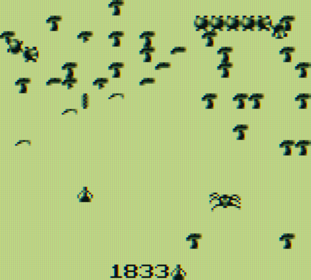 Centipede Game Boy Screenshot: Shooting at the centipede...