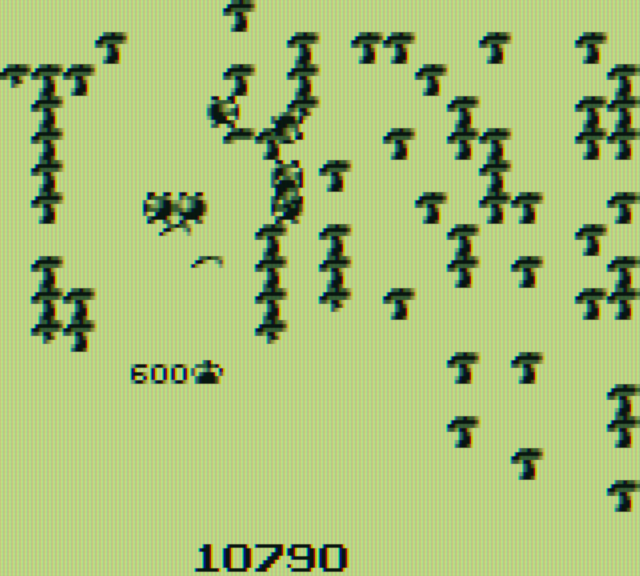 Centipede Game Boy Screenshot: 600 points for shooting the spider.
