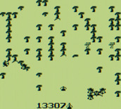 Centipede for Game Boy - The screen becomes hectic as the centipede heads towards the bottom of the screen...