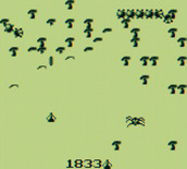Centipede for Game Boy - Shooting at the centipede...