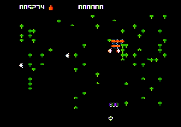 Centipede Apple II Screenshot: 600 points for shooting the spider...