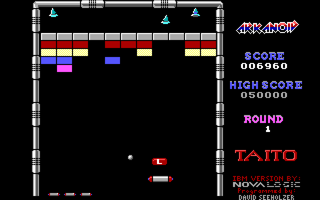 Arkanoid IBM PC/Compatibles Screenshot: Catch the red capsule for a laser equipped paddle.