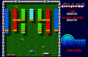 Arkanoid for Amiga - The blue "E" capsule expands your paddle size...