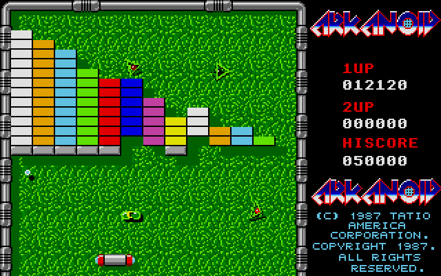 Arkanoid Atari ST Screenshot: Catch the green capsule for a sticky paddle.