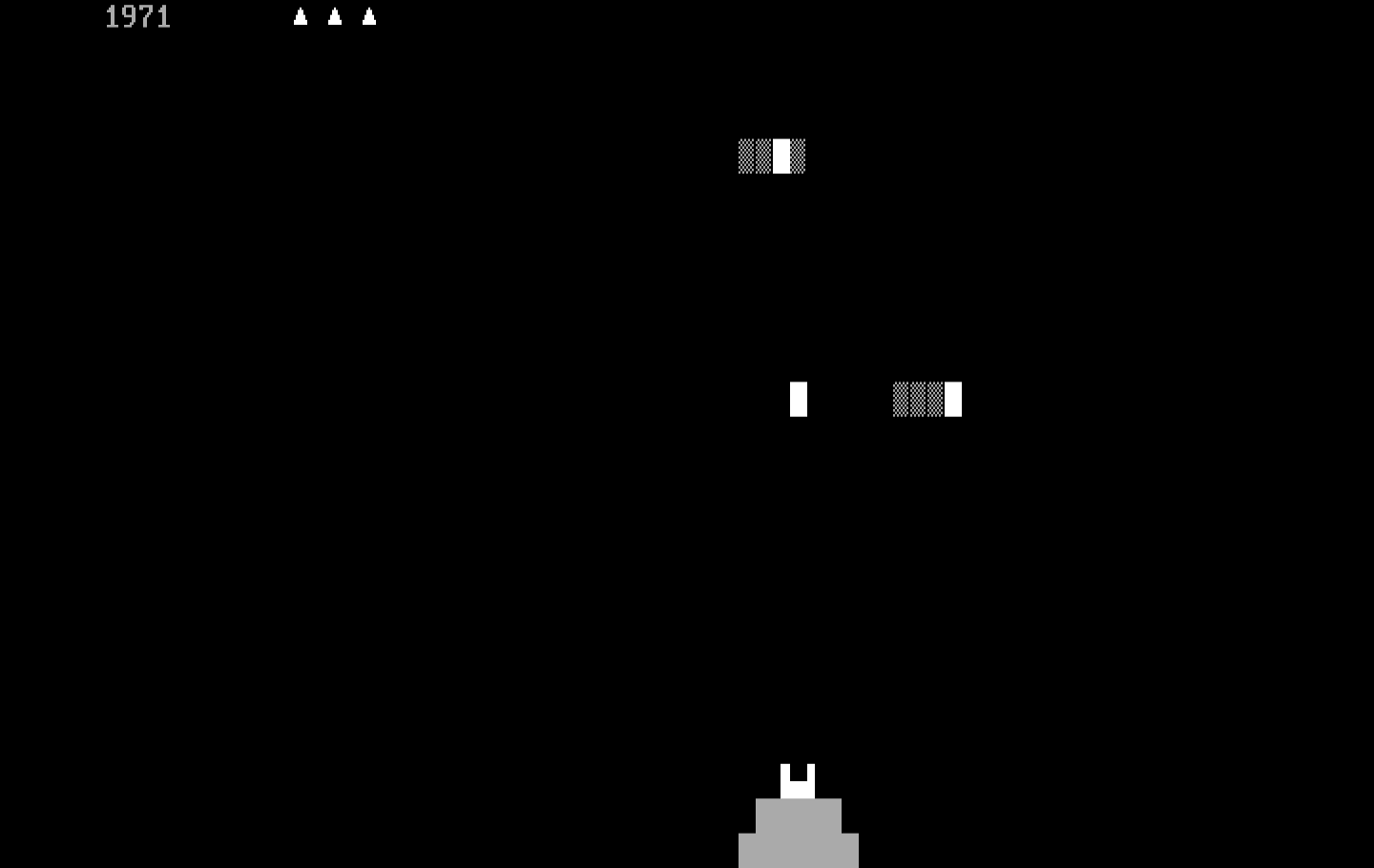 Czorian Siege IBM PC/Compatibles Screenshot: The final round of flying saucers.