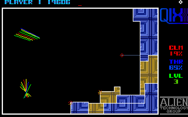 Qix Amiga Screenshot: Attempting to split two Qix...