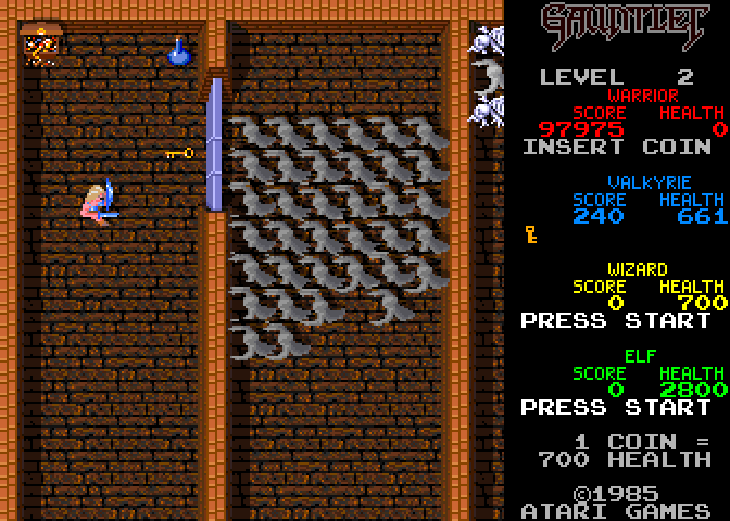 Gauntlet Arcade Screenshot: Use a magic potion to eliminate all of these ghosts...