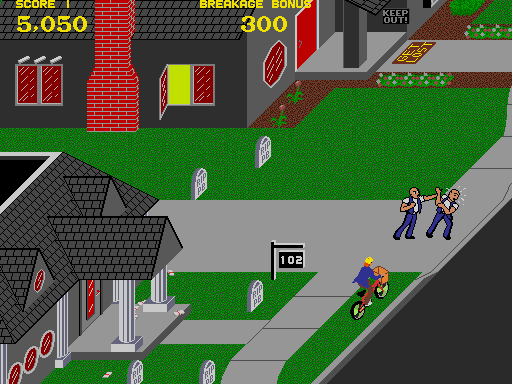 Paperboy Arcade Screenshot: Don't run into these two guys fighting...