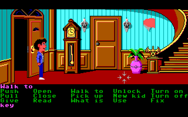 Maniac Mansion IBM PC/Compatibles Screenshot: Mansion entrance with a grandfather clock.