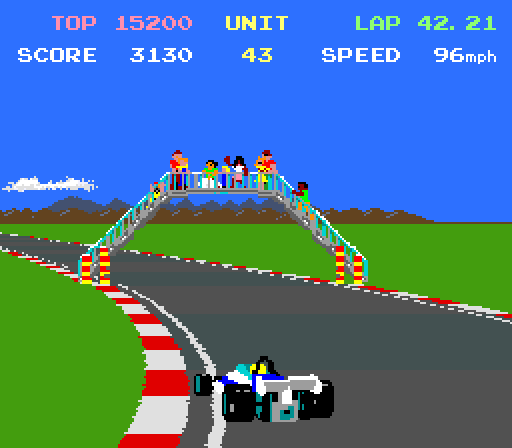 Pole Position II Arcade Screenshot: An audience watches during the qualifying race...